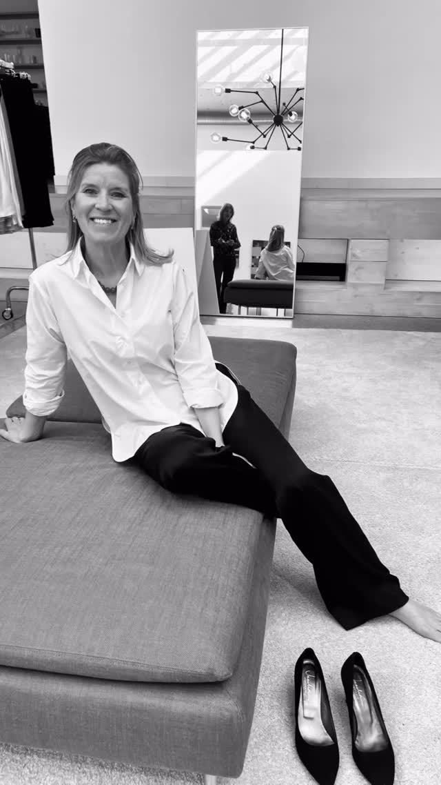 Det är något med enkelheten, snitten och materialen i @atelierkajsa plagg som gör att varje plagg känns speciellt utan att ta över.
#vitskjorta #blacktrousers
#atelierkajsa #personligstil #stylingtips