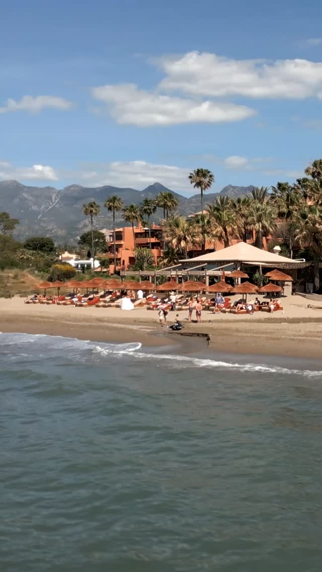 Bare feet, salty skin, cold drinks and something fresh on the table.
At OYANA, summer is not something you rush. It starts on a sunbed by the sea, continues with Mediterranean flavours, cocktails made for long afternoons and music that keeps the day moving at the right pace.
Come for the beach. Stay for lunch, sunset and everything in between π
#MorningGoals #oyanabeach #oyanabeachrestaurant #marbellarestaurant #marbelladining #marbellabest #marbellaforlife #marbellaeast #oyanafood #experienceoyana #foodexperience #timetoslowdown