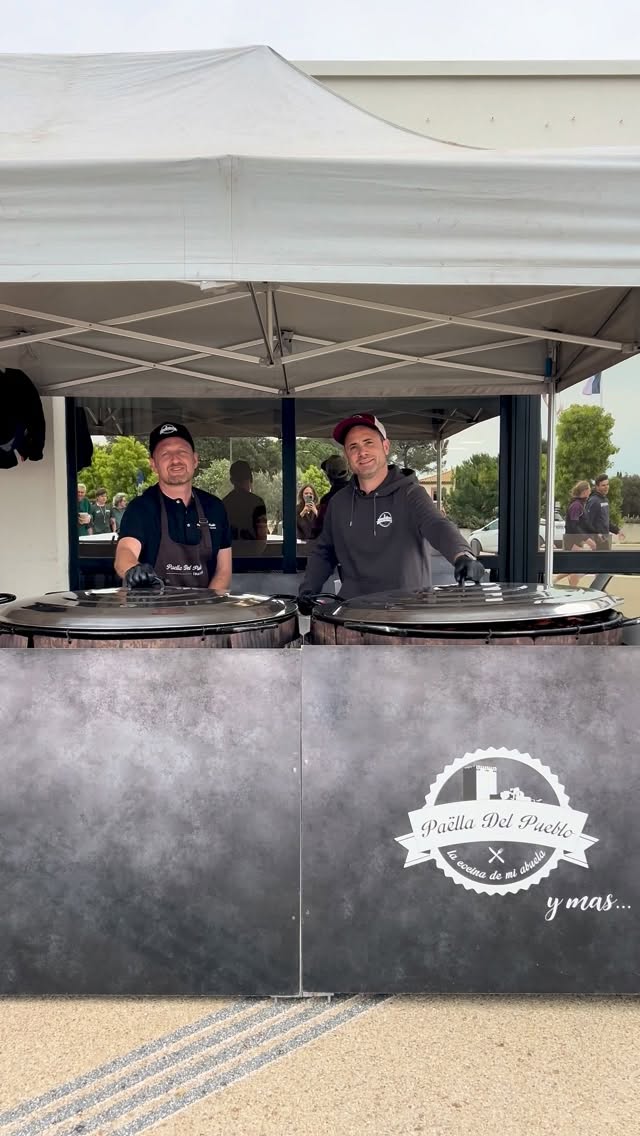 Une prestation en plein cœur de l’événement RUN AND BIKE @castelnau_le_lez 🚴🏃♀️
Installés sur le pavillon du Palais des Sports, nous avons cuisiné en live sous les yeux des participants et des spectateurs.
Une ambiance dynamique, rythmée par les départs, les arrivées et l’énergie communicative des sportifs… le cadre parfait pour partager notre passion ❤️
Pour cette occasion, nous avons préparé des paellas mixtes pour 140 personnes 🤩
#paella #catering #montpellierfood #traiteurévénementiel #foodreels