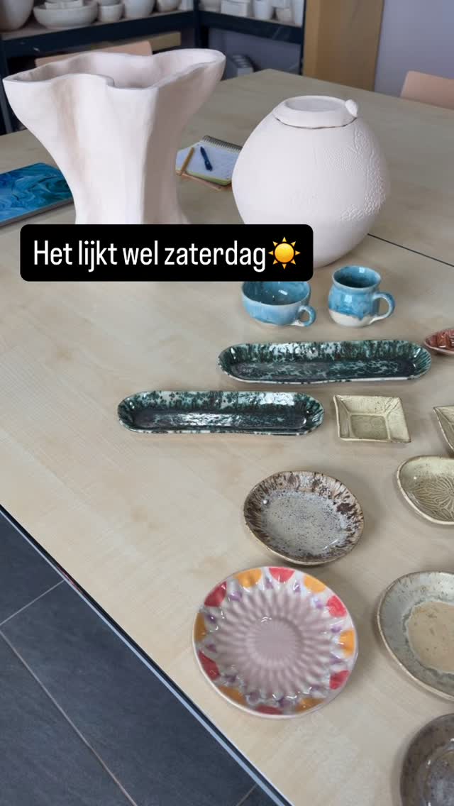 De ovens zijn leeg. De urn en de grote vaas zijn mooi gebleven. Prachtige glazuurcombinaties van Adriënne. De tandenborstelpot van Janine, geweldig!
En helaas ook een glazuuroven ongeluk. Er zitten dingen aan elkaar vast. Stoken op 1220 graden betekend dat de klei zacht wordt. In dit geval kon de houder de specht niet dragen. Dat wordt weer dremelen😅