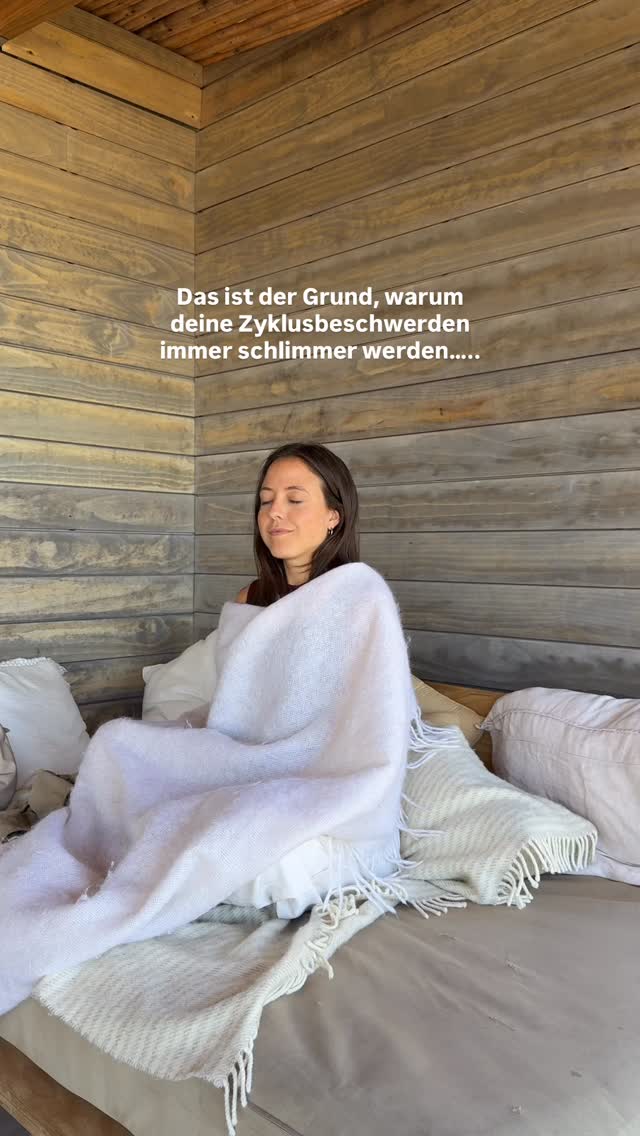 Deine Beschwerden werden mit der Zeit stärker, weil mehrere Dinge ineinandergreifen und genau deshalb ist es so wichtig, deinen Zyklus und dein Nervensystem bewusst zu unterstützen:
1️⃣ Chronischer Stress verstärkt hormonelle Ungleichgewichte. Wenn dein Nervensystem ständig im „Alarmmodus“ ist, schüttet dein Körper vermehrt Stresshormone aus und diese bringen andere Hormone aus dem Gleichgewicht.
2️⃣ Ohne bewusste Ruhephasen = fehlende Regeneration im Zyklus, kann dein Körper nicht ausreichend herunterfahren, reparieren und neue Balance aufbauen.
3️⃣ Wenn jeden Monat sich die gleichen Muster wiederholen, wird alles nur verstärkt. Das bedeutet: Dein Körper startet nicht bei null, sondern auf einem bereits belasteten Niveau und die Dysbalance verstärkt sich schrittweise.
4️⃣ Dein Körper kann eine Zeit lang kompensieren. Er gleicht Ungleichgewichte aus, damit du im Alltag funktionierst – aber das kostet immer mehr Energie und erschöpft deine Reserven.
5️⃣ Irgenendwann kommt der Punkt, an dem diese Kompensation nicht mehr ausreicht. Dann werden aus milden Symptomen deutlich stärkere Signale – als klare Aufforderung deines Körpers, dass er Unterstützung braucht.
Genau hier wird deutlich, wie entscheidend es ist, deinem Nervensystem regelmäßig Sicherheit und Ruhe zu geben und deinen Zyklus aktiv zu unterstützen. Denn nur so kann dein Körper wirklich regenerieren, statt Monat für Monat weiter in die Überlastung zu rutschen.
Sei morgen Abend um 19:30 Uhr bei unerem KOSTENLOSEN INFOABEND zum Thema: Nervesystem x Hormone dabei, um das nicht nur mental zu verstehen, sondern auch praktische Tools an die Hand zu bekommen. Kommentiere 🧡 und ich schicke dir den Anmeldelink zu!
Deine Jana
#nervensystemregulieren #zyklusbeschwerden #zykluswissen #nervensystemarbeit