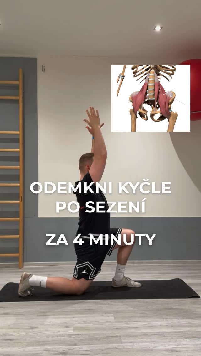 Odemkni kyčle po sezení za 4 minuty. 💁🏽♂️
Celý den v kanceláři = zkrácený psoas, ztuhlé adduktory, zablokovaný TFL. Kyčle pak nepracují jak mají a bolest zad nebo kolen je jen vedlejší efekt, vidím to u klientů každý den.
Zacvič si cviky:
✅ 1. Hip 90/90 stretch - adduktory a zevní rotátory,
✅ 2. Psoas stretch - uvolnění flexorů kyčle zkráceného sezením,
✅ 3. TFL release - uvolnění napínače stehenní povázky a IT bandu,
✅ 4. Hip CARs - aktivace a kloubní kontrola kyčle v plném rozsahu.
➡️ Ulož si video a zacvič si ho každý den po práci. Napiš do komentářů slovo “KYČLE” a zveřejním další video na ně. 💪🏽🔥
#brotasfitness #mobilita #klouby #pohyb #kancelar