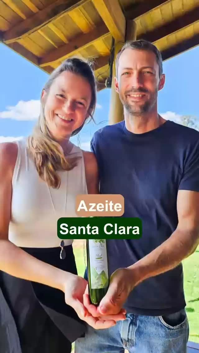 Tainã e Marco têm um olival e um cafezal a 1.200m de altitude na área rural de Cambuí MG. Com uma vista deslumbrante, a propriedade entregou esse ano uma ótima safra de olivas e, portanto, de azeites. Assim, na seleção de maio do clube, pela primeira vez, tem um azeite extra virgem não filtrado do @olivaissantaclara. O que isso significa? “A gente chama esse azeite de puro suco da azeitona, sem passar pela filtragem nem decantação”, explica Marco. De acordo com Tainã, o azeite não filtrado é um azeite fresco, com validade menor. “Não guarde, use num pão, num queijo”. A garrafa de 250ml é um blend de Arbequina, Arbosana e Keroneiki. Deu vontade de experimentar? Acesse o site (link na Bio) e veja os planos de 6 e 12 meses, ou a compra de uma caixa avulsa. Entrega nos estados de MG e SP, onde o Sedex não leve mais do que um dia, despachando das cidades de Gonçalves e São Paulo. #mantiqueira #clubedeassinatura #pequenoprodutor #azeitedamantiqueira #diadasmaes