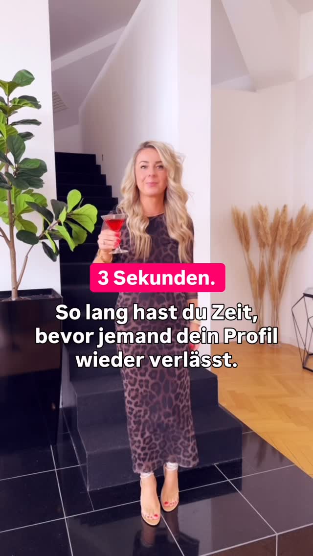 3 Sekunden. Und sie ist weg.
Nicht weil sie kein Interesse hatte.
Sondern weil sie in 3 Sekunden nicht gecheckt hat: “Bin ich hier richtig?“
Das passiert täglich auf deinem Profil. Und du merkst es nicht mal.
Hier sind die 5 Dinge, die in diesen 3 Sekunden entscheiden:
1️⃣ Klarheit über alles
Wer bist du, für wen machst du das — und was hat sie davon? Wenn das nicht sofort klar ist, ist sie weg. Nicht nach 10 Sekunden. Sofort.
2️⃣ Sie muss sich ertappt fühlen
Nicht angesprochen. Ertappt. Als hättest du in ihren Kopf geguckt. Wer alle anspricht, erreicht niemanden.
3️⃣ Deine Geschichte macht dich glaubwürdig
Nicht deine Zertifikate. Nicht dein Lebenslauf. Warum du weißt, wovon du redest — das entscheidet, ob sie dir vertraut.
4️⃣ Haltung statt Weichspüler
„Ganzheitlich“, „individuell“, „authentisch“ — das sagt jede. Was sagst du, das aneckt? Was ist deine klare Meinung? Genau das macht dich unübersehbar.
5️⃣ Sie braucht einen nächsten Schritt
Wer nicht führt, verliert. Sag ihr genau, was sie jetzt tun soll — und warum.
Das ist kein Content-Problem.
Das ist ein Klarheitsproblem.
👉 Kommentiere „CORE“ hier drunter — ich schick dir direkt den Link. 🖤