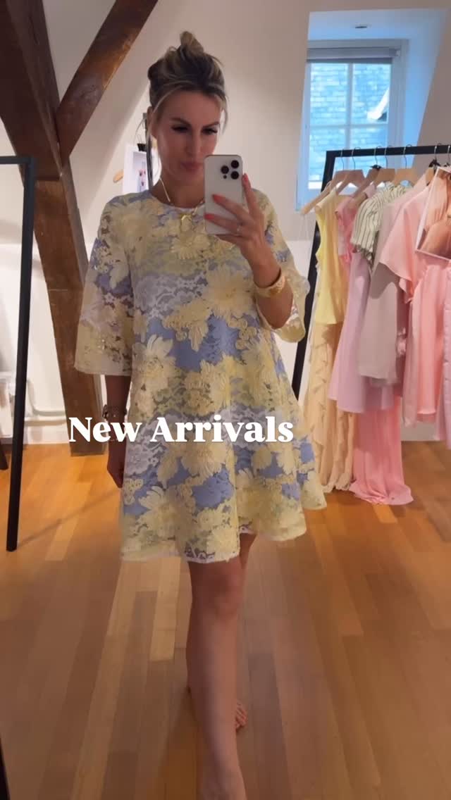 Vanaf morgen hangt deze stunning dress in de winkel én shop je haar online in onze webshop 💙💛💙