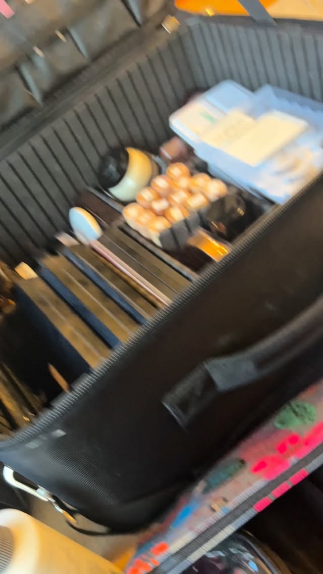 Ich liebe genau diese Momente am Ende eines Stylings, wenn du dich das erste Mal im Spiegel siehst und einfach strahlst 🥰
Bei diesem Brautstyling ging es nicht darum, dich zu verändern, sondern dich genau so zu zeigen, wie du dich am schönsten fühlst 🤍
Natürlich, weich und typgerecht – damit du dich den ganzen Tag über wohlfühlst und nicht „geschminkt“, sondern einfach du selbst bist ✨
Die Reaktion am Ende sagt einfach alles und genau dafür liebe ich meinen Beruf so sehr 💍
Wenn du dir für deinen großen Tag auch so ein Gefühl wünschst, dann sichere dir deinen Termin am besten frühzeitig ☺
Wie wichtig ist dir dieses Gefühl beim Styling?