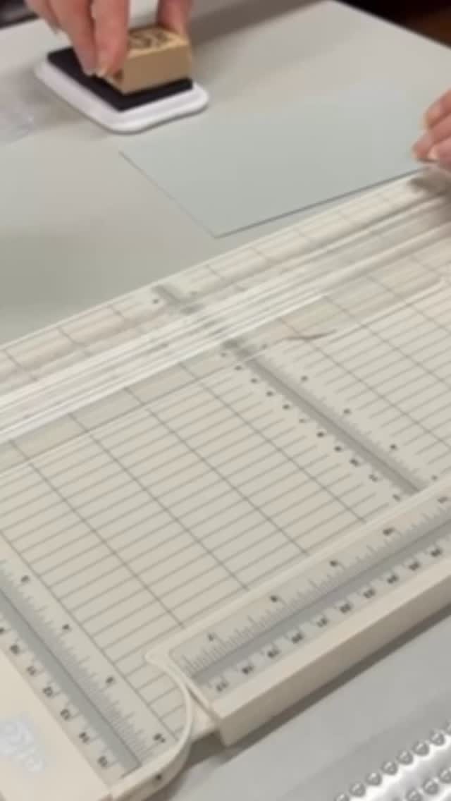 Mit dem Heavy-Duty-Punch stanzt du im Handumdrehen präzise Formen. ✂️
Perfekt für Karten, Anhänger oder kleine Details, die sofort auffallen sollen. Kombiniere Farben, spiele mit Ebenen und mach jede Karte zu einem Unikat.
Gerne zeigen wir dir im Laden, wie du das Beste rausholst. Komm vorbei und probier es aus. 😊