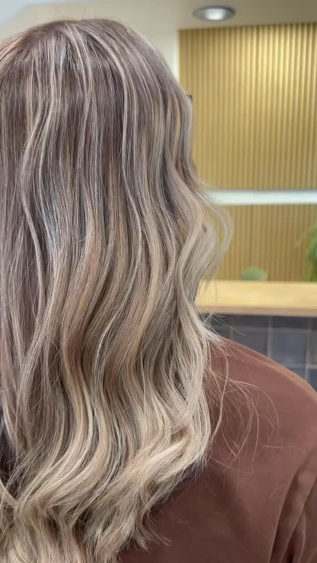 Just in time for summer 💛
Stylist: @hairbystar_nm ✨
Book online at prizmsalon.com 🪴
.
.
.
#santafe #prizmsalon #hairstylist #booktoday #haircolorideas