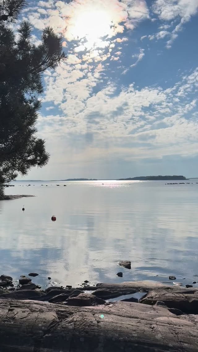 Kynnys meditoimiseen on ollut korkea. Nyt aloitin pienestä.
Olen lukenut useammasta kirjasta meditaation hyödyistä — ajattelulle, tunteiden käsittelylle, keskittymiselle. Silti se ei ole mahtunut arkirutiiniin.
Nyt tavoite on: kolme minuuttia kotirannassa töiden jälkeen. Ja muutama tietoinen hengitys töissä tehtävästä toiseen siirtyessä.
Onko sinulla vinkkejä matalan kynnyksen meditaatioon?👇