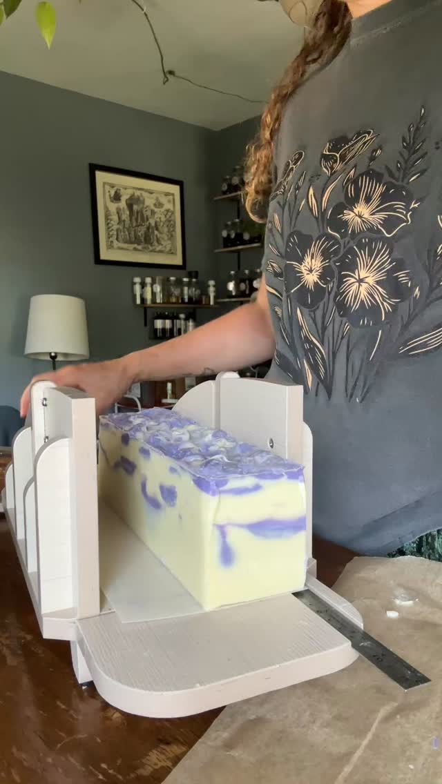 Soap cutting day is the best 😍 this lavender woods soap came out so pretty!
#artisansoap #farmersmarketfinds #comingsoon #smallbatch #tallowsoap
