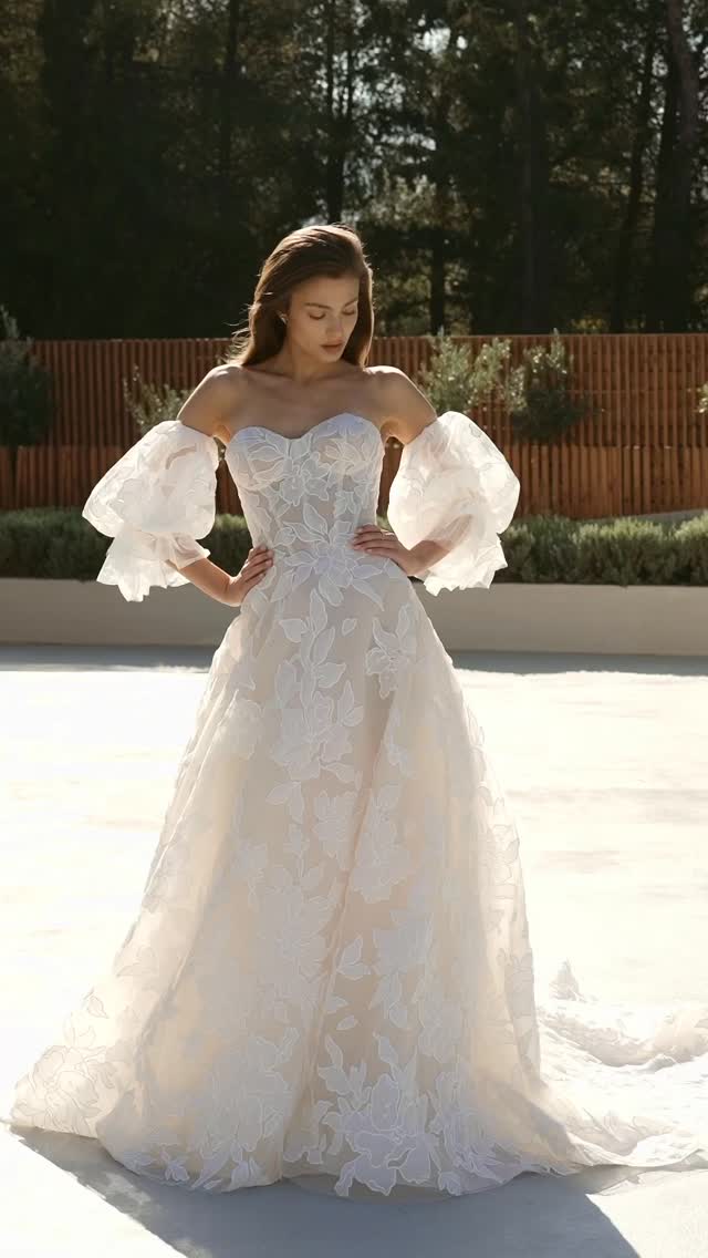 Beautiful Demetrios is in store at The Bridal Box 🖤
This stunning gown with optional puff sleeves is perfection 👰
Available in a lined or an unlined (pictured) bodice and also available in ivory ⭐️
Come and try her on by booking your private appointment today 🖤
#demetrios #yorkshirebridalboutique #bridalboutique #bridal #engaged