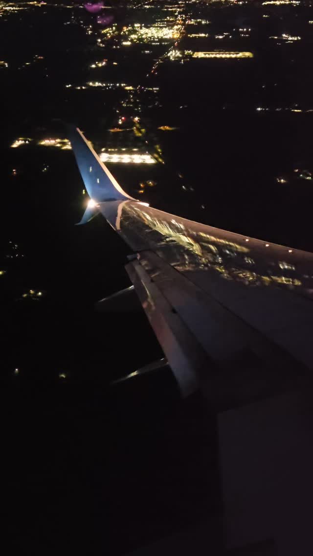 City lights and sunset afterglow reflections ripple across the wing of a Delta 737 on approach to Minneapolis.
.
🏷 #sunsetflight #wingview #windowseat #flight #airtravel