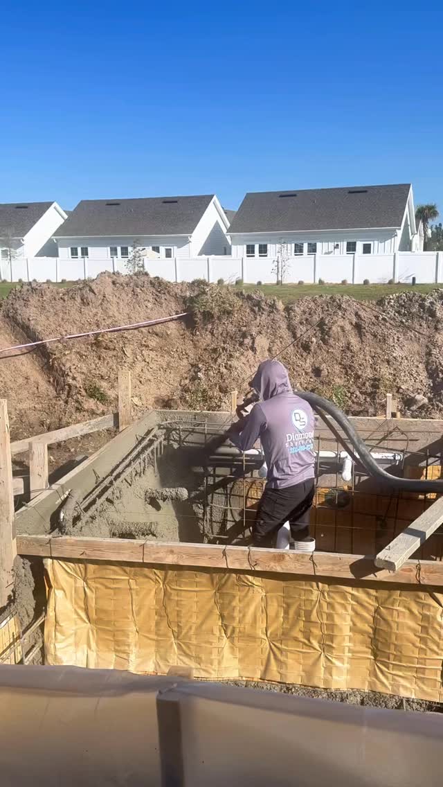 Detrás de una piscina de lujo hay trabajo de verdad 💪🏗️
Aquí estamos en el proceso de concreto proyectado para el área del spa. El concreto se lanza con la manguera para rellenar todo el encofrado, y luego el equipo se encarga de darle forma a cada detalle.
Aquí es donde el proyecto empieza a tomar vida. Precisión hoy = calidad por años.
#ConstrucciónDePiscinas #ConcretoProyectado #ProcesoDeObra #SpaDeLujo #Construcción