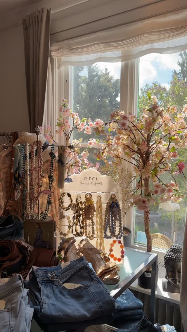 Idag och imorgon har vi öppet 11-16 💐 Kom förbi och njut av en god lunch och lite härlig shopping till dig, hemmet eller gå-bort presenten 🎁🪩
Vi på Villa Ed
Inredningsbutik @villaedinredning
Klädbutik @villaed_by_glozzy
Café & Bistro @cafevillaed
Frisörer @villaed.frisorerna
Injektionsbehandlare @beautylin.se
Kroppsvård & Massage @lindaholtzkroppsvard
Inemotion Psykologi @inemotionpsykologi
Keramik @lerkallan
Skulpturskogen Villa Ed
Hundfrisör @tassochtrimbyjosefin