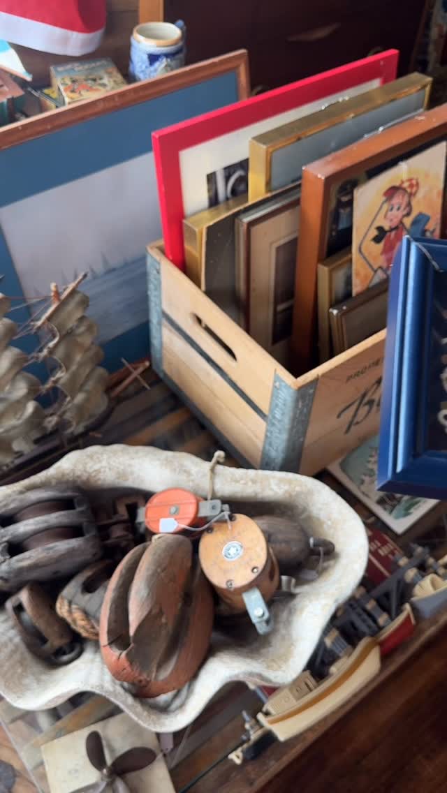 Vintage art, but make it teeny tiny 🖼️ Ideal for gallery wall gaps, bookshelves, desks, above doors, and every random nook that deserves a little charm!
