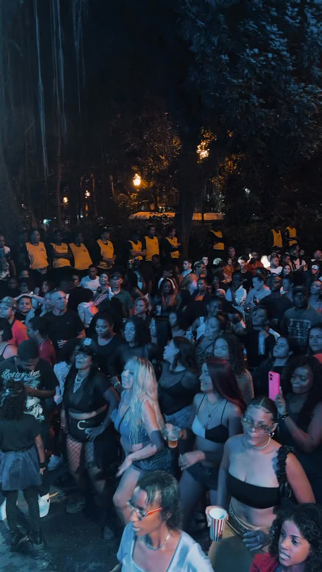 Cantagalo, que energia foi essa? 🔥
Foi um prazer enorme fazer parte desse carnaval que tá acontecendo agora — mostrando que a festa não tem data pra acontecer quando a energia é de verdade.
Hoje foi daqueles shows que ficam na memória: pista cheia, geral cantando, dançando e vivendo cada segundo com a gente.
Só gratidão pelo convite e pela recepção absurda!
Vocês entregaram TUDO.
Até a próxima, Cantagalo… porque isso aqui ainda vai se repetir. 🚀