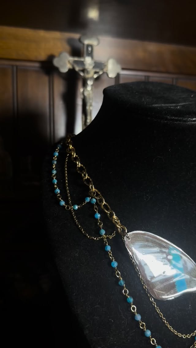 Ce sublime collier orné de véritables ailes papillon est encore à l’adoption sur ma boutique (lien dans la bio), qui sera l’heureux élu qui portera fièrement cette parure magique?✨
Bijoux alternatifs curiosités faits main, victorien gothique
Bijoux insectes, papillon
