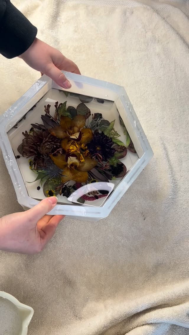 9” hexagon 😍
#resin #resinart #flowersinresin