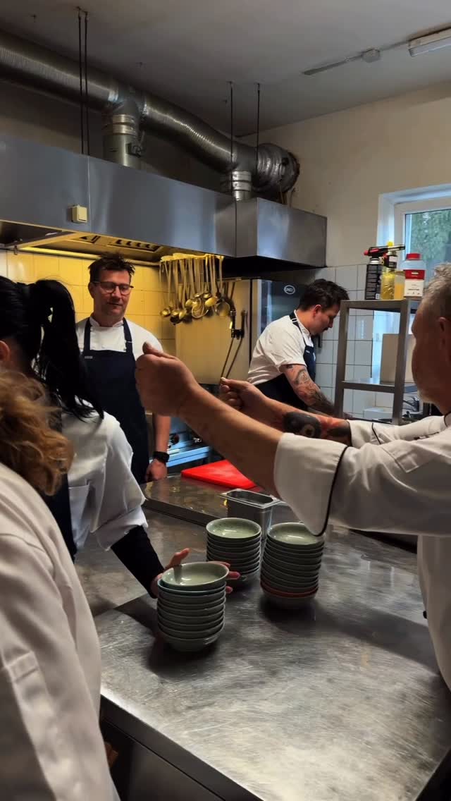 11. 4. @novaceska.cz x Na Humpolce.
Večer postavený na souhře.
Oldřich Sahajdák, Ondřej Koráb a Oskar Klanert.
Tři osobnosti, které spojuje jeden přístup.
A právě díky tomu vzniká večer, který drží pohromadě od prvního chodu po poslední.
Chceš být příště u toho? Sleduj nás. Další večery připravujeme.