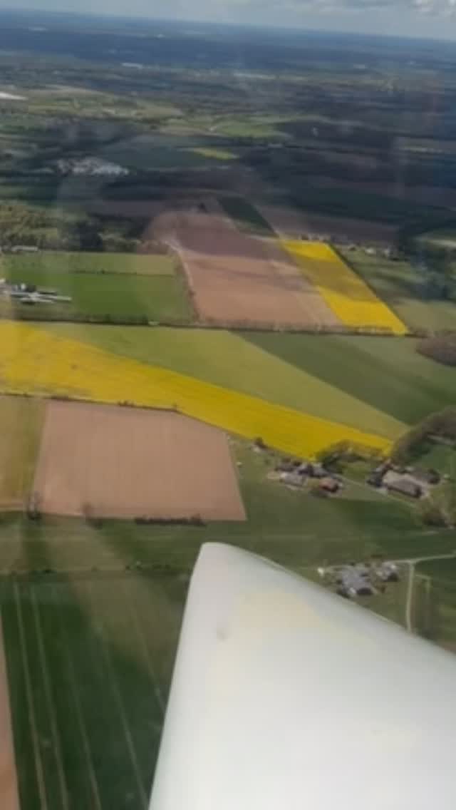 Nach ein paar Schauern gegen Mittag bescherte der Nachmittag tolles Rückseitenwetter!
#rückseite #segelfliegen #fliegenlernen #tolleshobby #goch