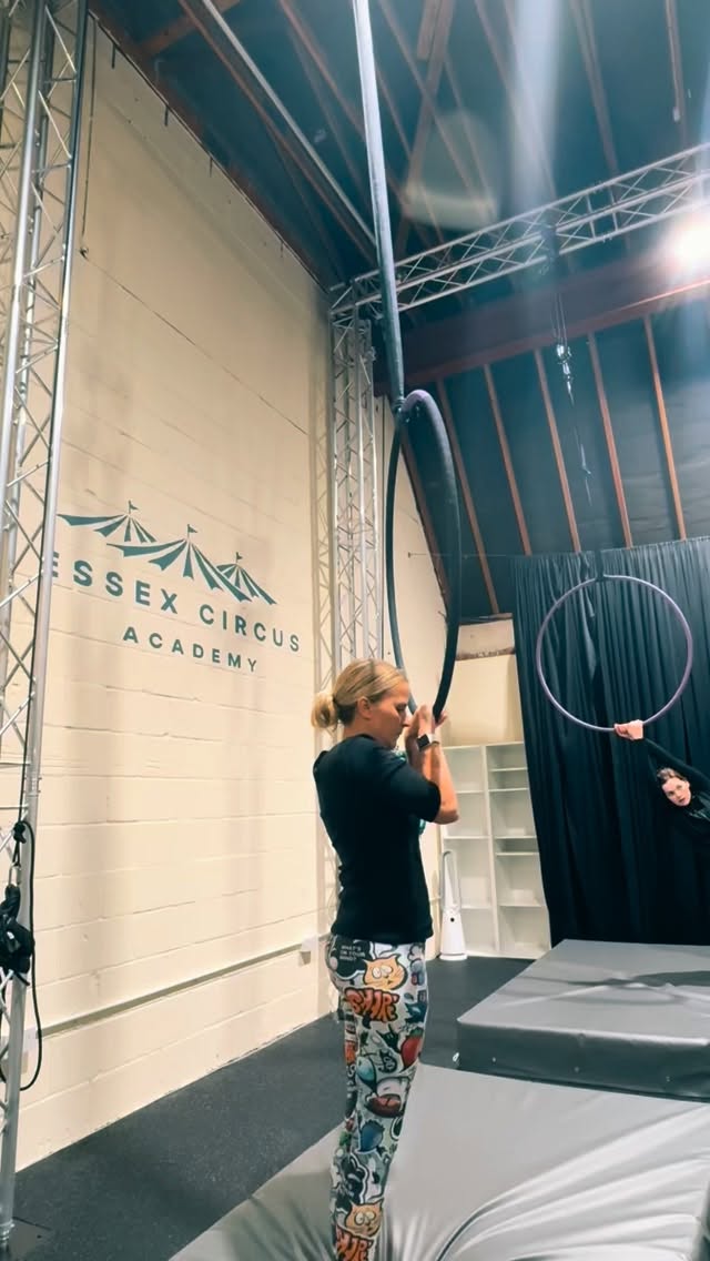 Super excited about our crossover episode with @essex_polefitness & @essex.circus.academy on Sunday 🫶 This is a fabulous combo taught by @circus.chrissy today 🫶❤️