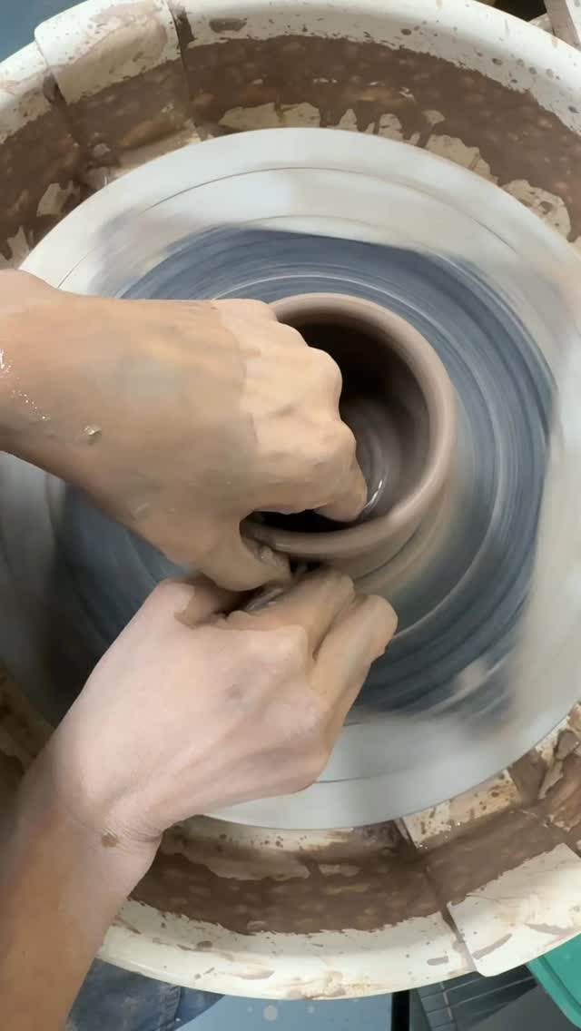 Spring is in the air! 🌼 The retro flower design is one of the hardest designs to glaze, but the wallpaper effect on this vase is worth it in the end.
#Ceramics #pottery #spring #glazingpottery #flowerart