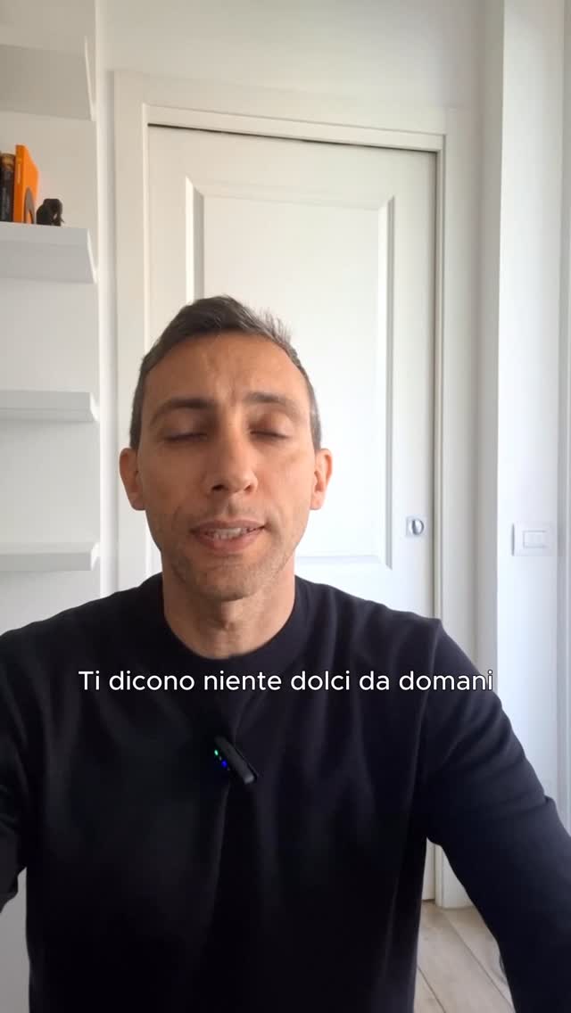 Siamo stati abituati a pensare che una dieta, per funzionare, debba essere una prigione. Ci hanno convinto che per raggiungere un risultato dobbiamo eliminare i carboidrati, demonizzare i dolci e vivere nel terrore di un piatto di pasta. 🍝
Ma sai qual è il vero problema dei divieti alimentari? Che la tua mente odia le privazioni. Quando ti imponi di non mangiare un determinato alimento, quell’alimento diventa improvvisamente il tuo unico pensiero fisso. Inizi a sognarlo, lo brami e, prima o poi, la forza di volontà cede.
Un piano nutrizionale non deve essere una lista di divieti, deve essere una struttura, una bussola che ti insegna a gestire tutti i cibi senza averne paura. 😱
Fare pace con il cibo significa capire che non esistono alimenti che fanno ingrassare a prescindere, così come non esistono alimenti magici. Esiste solo la consapevolezza e la capacità di goderti una pizza o un gelato senza pensare di aver rovinato tutto.
#matteopace #biologonutrizionista #faipaceconilcibo #percorsoalimentare #divieto
