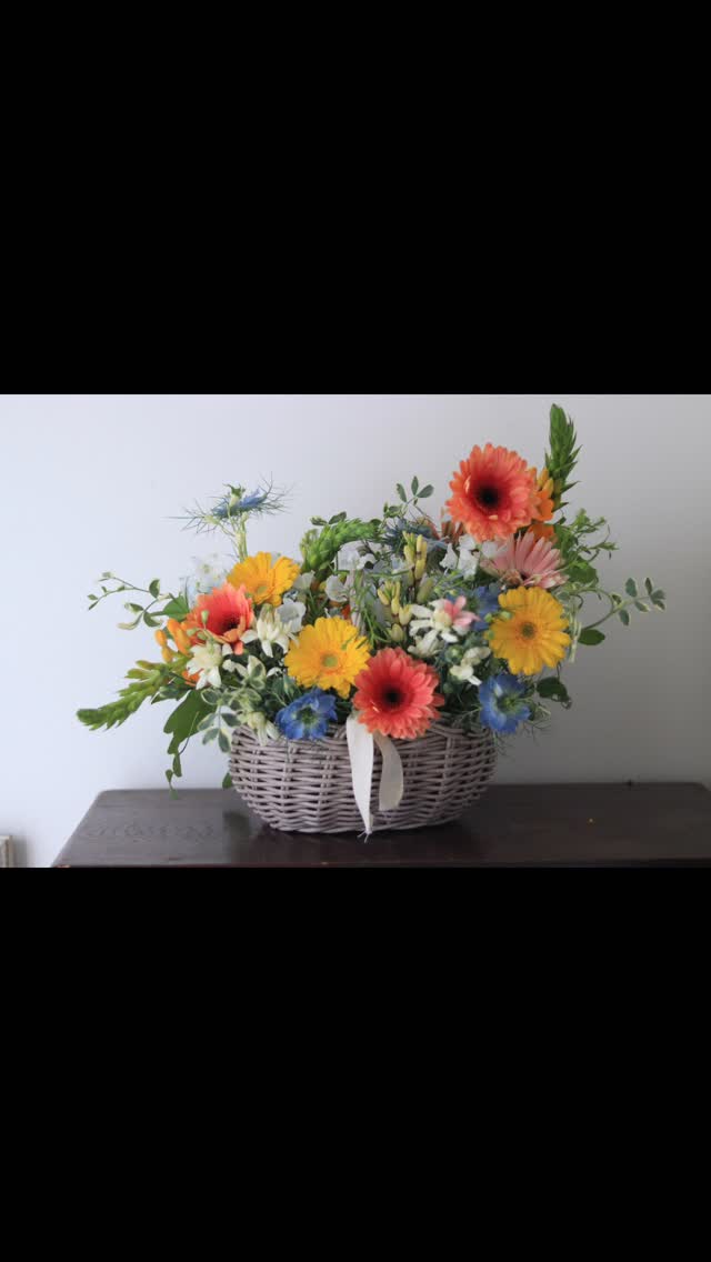 インドネシアに住む
@hanashigoto_poikakukka さんから
@chihiro_nomura さんへ
10周年のお祝いをオーダーいただきました。
本来なら、きっとポイカさんが作りたかっただろうお花。生花はインドネシアから送るにはリスクがありすぎ