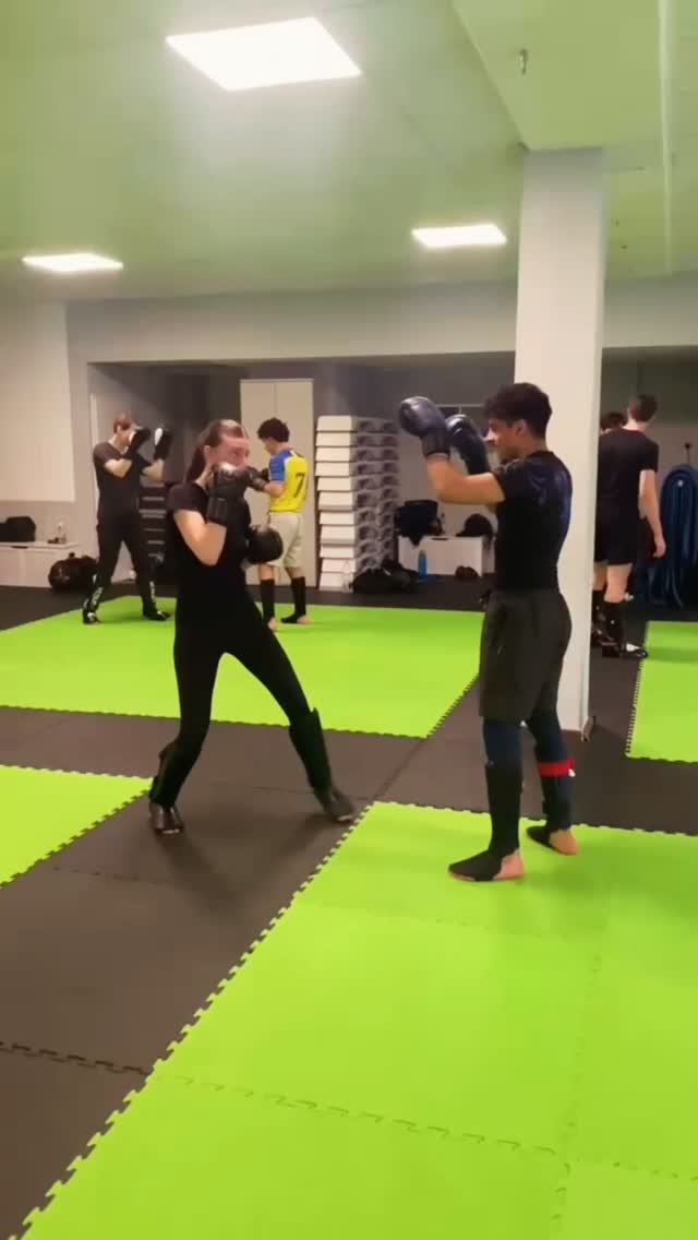 Gechillte Ferienstimmung bei #fikaze 😌🥊🤩 im Programm: Kombis mit Drehkick ⚡️Ab nächste Wiche wieder reguläres Training:
Freitag, 18h Anfänger /19:15 Fortgeschrittene
Schau vorbei!🥊 #kickboxing #wakokickboxing #training #fighters