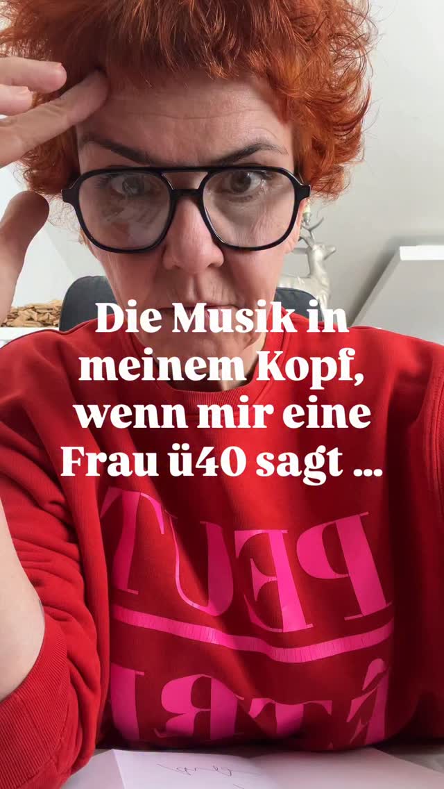 „Ich spüre nichts… also bin ich nicht in den Wechseljahren.“
Diesen Satz höre ich so oft. Und genau hier beginnt das Missverständnis.
👉 Die Wechseljahre sind kein Ereignis, das plötzlich „passiert“.
Sie sind ein natürlicher, hormoneller Prozess, der bei gesunden Frauen oft schon ab Mitte 30 beginnt – ganz unabhängig davon, ob du Beschwerden hast oder nicht.
🤩 Und weißt du was?
Das ist nichts, wovor wir Angst haben müssen.
Es ist eine Einladung.
✨ Eine Einladung, unseren Körper besser zu verstehen
✨ Eine Einladung, Verantwortung für unsere Gesundheit zu übernehmen
✨ Eine Einladung, Selbstfürsorge endlich zur Priorität zu machen
Denn genau in dieser Phase legen wir den Grundstein dafür, wie wir uns in den nächsten Jahrzehnten fühlen werden.
🩷🧡 Wissen verändert alles:
Es nimmt Unsicherheit.
Es gibt dir Kontrolle zurück.
Und es lässt dich diese Zeit nicht nur „überstehen“, sondern bewusst gestalten.
Mein Ziel?
Dass wir anfangen zu glitzern statt zu schwitzen – mit Klarheit, Stärke und einem neuen Verständnis für unseren Körper.
Wenn du neu hier bist: Willkommen 🤗
Wenn du schon länger dabei bist: Schön, dass du da bist – lass uns dieses Thema gemeinsam neu denken.
#glücklichewechseljahre #glitzernstattschwitzen #wowstattwäh
