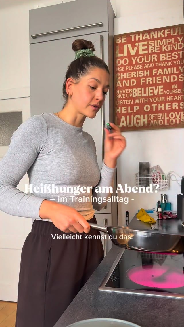 Heißhunger am Abend im Trainingsalltag kann oft eine klare Ursache haben: In vielen Fällen, das erlebe ich auch ganz häufig in meinen Einzelcoachings mit Sportlerinnen & Sportlern, wird über den Tag hinweg zu wenig Energie aufgenommen – besonders bei steigendem Trainingsumfang.
Typische Auslöser:
• zu lange Essenspausen
• zu kleine Mahlzeiten
• zu wenig Energie rund ums Training
Der Körper versucht, dieses Defizit am Abend auszugleichen.
Was helfen kann:
• regelmäßig essen (3 Mahlzeiten + Snacks)
• Mahlzeiten ausreichend groß gestalten
• Einfache Kohlenhydrate rund ums Training einplanen
Heißhunger ist kein Zufall – sondern eine Rückmeldung des Körpers & lässt sich oft auch schnell wieder beheben.
#sporternährung #heißhunger #training #ernährung #ernährungsberatung