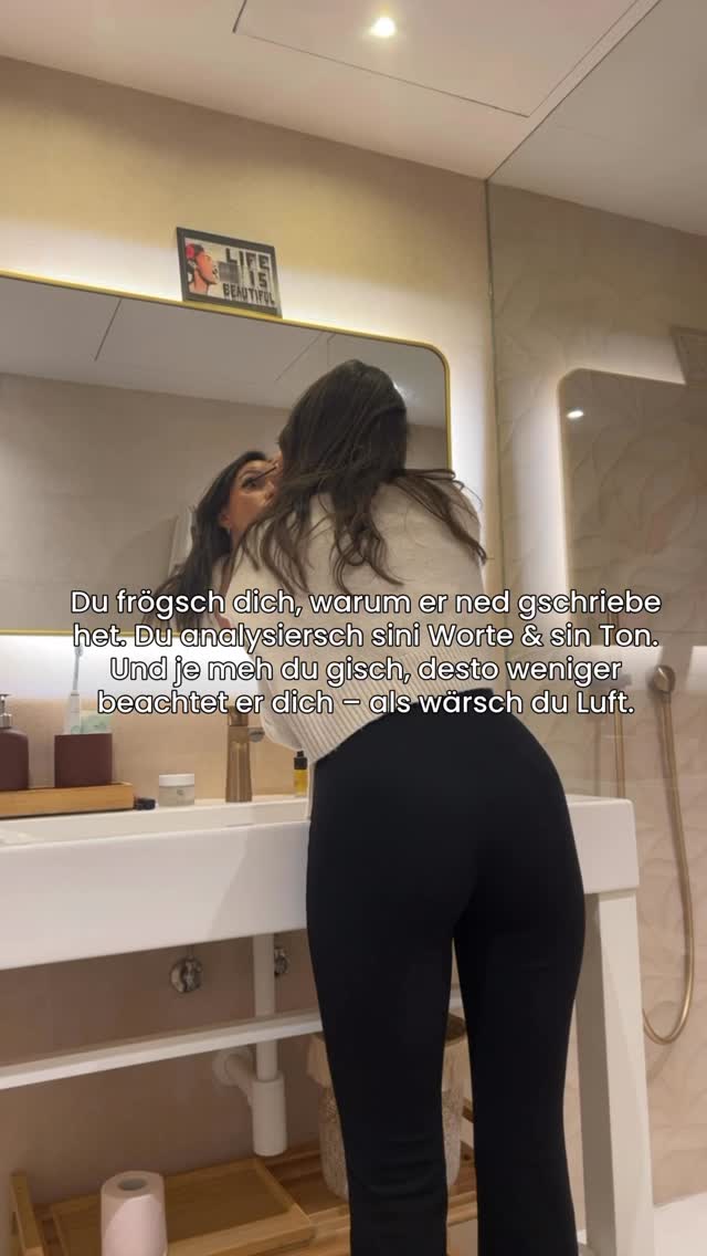 Du passt dich an, du gibst mehr, du versuchst die Lücke zwischen euch zu füllen – mit deiner Nähe und Aufmerksamkeit ...
Und trotzdem ist das dieses Gefühl von: egal was du tust, es reicht nie ganz für deinen Partner. Er ist zwar da, aber irgendwie auch nicht wirklich.
Und du fragst dich: Bin ich ihm noch genug? Liebt er mich noch so wie früher? Bin ich ihm genug attraktiv? Will er mich noch?
Stell dir mal vor, wie es sich anfühlt, wenn du morgens aufwachst und diese Fragen einfach nicht mehr da sind. Du weisst, er begehrt dich, er liebt dich, und deine Gedanken kreisen nicht mehr ständig darum, ob er dich überhaupt noch will.
Du weisst es, und er zeigt es dir. In seinem Blick, wenn er dich anschaut und du spürst: er kann die Finger nicht von dir lassen. 🔥
Wie du dieses Knistern zwischen euch entfachen kannst, lernst du in meiner kostenlosen Masterclass Magnetic Woman Codes. Melde dich direkt über den Link in meiner Bio an. ❤️🔥
Lots of Love, Fabienne
BEZIEHUNGSPROBLEME
BEZIEHUNGSTIPPS
FRAUEN
SCHWEIZ