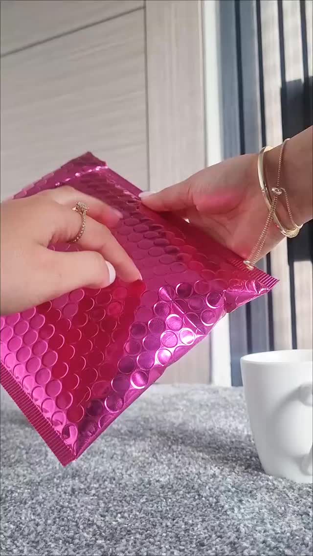 Serving flavours, colours, and all the vibes 🌈✨
📸 @kzdiaries_
#readmylipsgb #lipgloss #lipbalm #lipbalmaddict #lipoil