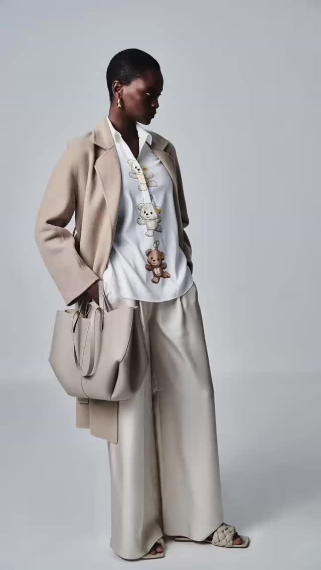 Wer hätte gedacht, dass wir Seidenblusen mit Teddybär-Muster nicht nur anziehen wollen… sondern heiss lieben werden? 🧸✨
@herzens sei Dank tun wir genau das diesen Frühling 💛🌸
Manchmal sind es eben die Stücke, die man nicht kommen sieht, die plötzlich das ganze Outfit ausmachen.
Komm vorbei und verlieb Dich selbst ein bisschen in die Teddys. Und natürlich auch in den Look drumherum. Wir beraten Dich noch so gerne. 🛍️💕
#ModeGamma #anziehendanders #Fruehling #Frauenmode #StyleTip #Muenchwilen #Herzens #90JahreModeGamma