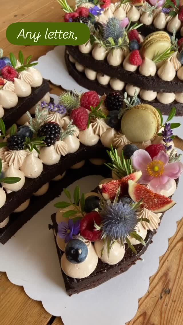 Number or letter cakes always seem to come into their own as the weather warms up. We can make them small enough to serve 6-8, or large enough to serve 100, and any theme, flavour or date required! Oh and they’re also available free from too! So really, it’s not a surprise they are so popular!
Each letter or number is hand carved from large sheets of sponge cake and then frosted and decorated also by hand with seasonal fruits and food safe florals. Also been known to appear with theme toppers too, ranging from beer mats to football teams to fairy princesses and sea shells!
Order online via website or DM’s 💌
#dealkent #kentcakes #birthdaycake #cakedecorating #floralcake