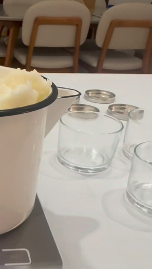 Reposição de estoque com cheirinho de sucesso 🕯️💛
Se acabou, é porque vocês amaram… então bora fazer mais!
Qual dessas você levaria pra sua casa?
#velasaromáticas #reposiçãodeestoque #fᴇɪᴛᴏcᴏᴍaᴍᴏʀ #presentescriativos #decoração