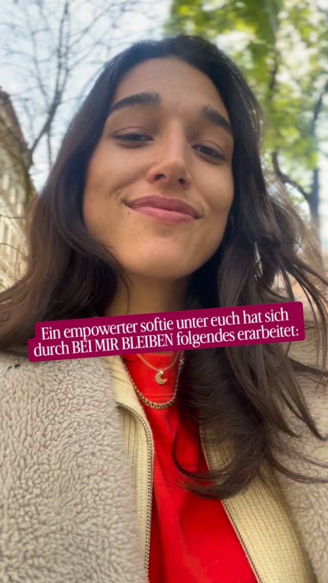Mein allerliebster sweet spot:
Diese Arbeit so greifbar und zugänglich zu machen, dass du dich im zukünftigen Situationen mit konkreten Übungen unterstützen kannst.
Ich bin mittlerweile im 3. Jahr meiner Körperpsychotherapie-Ausbildung und ich sag euch: Holla die Waldfee, ist das ein Berg an Theorie! (fast so komplex wie das Leben selbst, I tell you)
Daher ist es mir extrem wichtig euch diese Arbeit so alltagstauglich, umsetzbar und flexibel wie möglich nahe zu bringen. Weil wir 1. nicht noch mehr Komplexität brauchen und weil wir 2. im Alltag auf etwas angewiesen sind, dass sich auch anwenden lässt.
Mit uns selbst in dieser Welt verbunden und in Kontakt zu bleiben ist eh schon eine Challenge in itself, also mach‘s so, dass es dich wirklich unterstützt - in deinem Tempo.