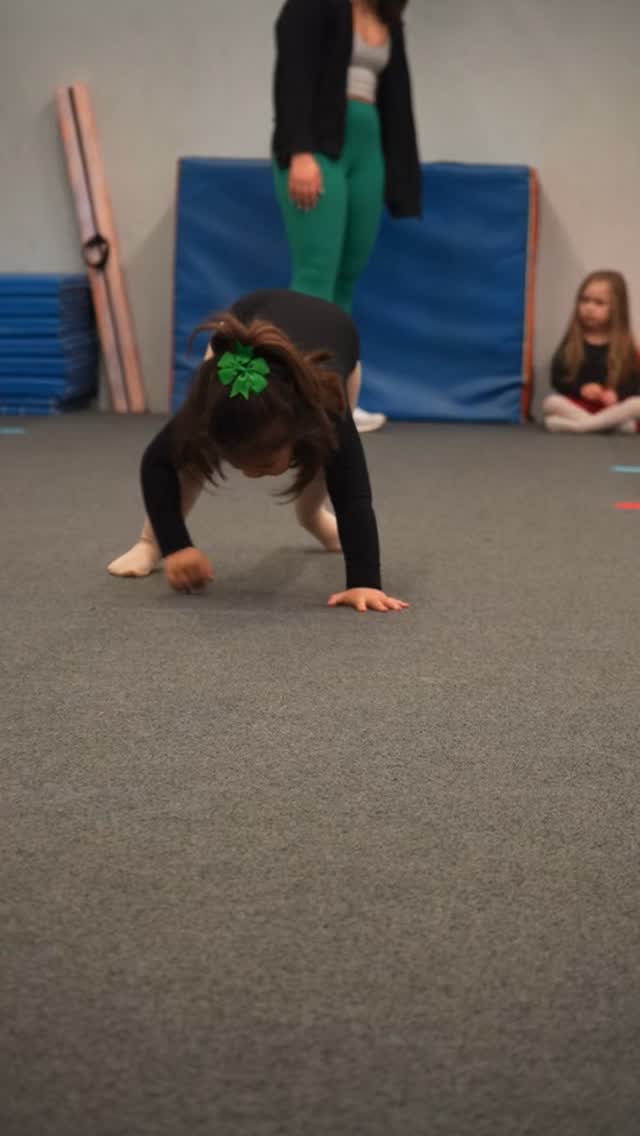 Take a peek 👀 into our toddler tumbling class.
Our littlest tumblers (ages 2-3) are working on the basics like balance, coordination and confidence ☺️