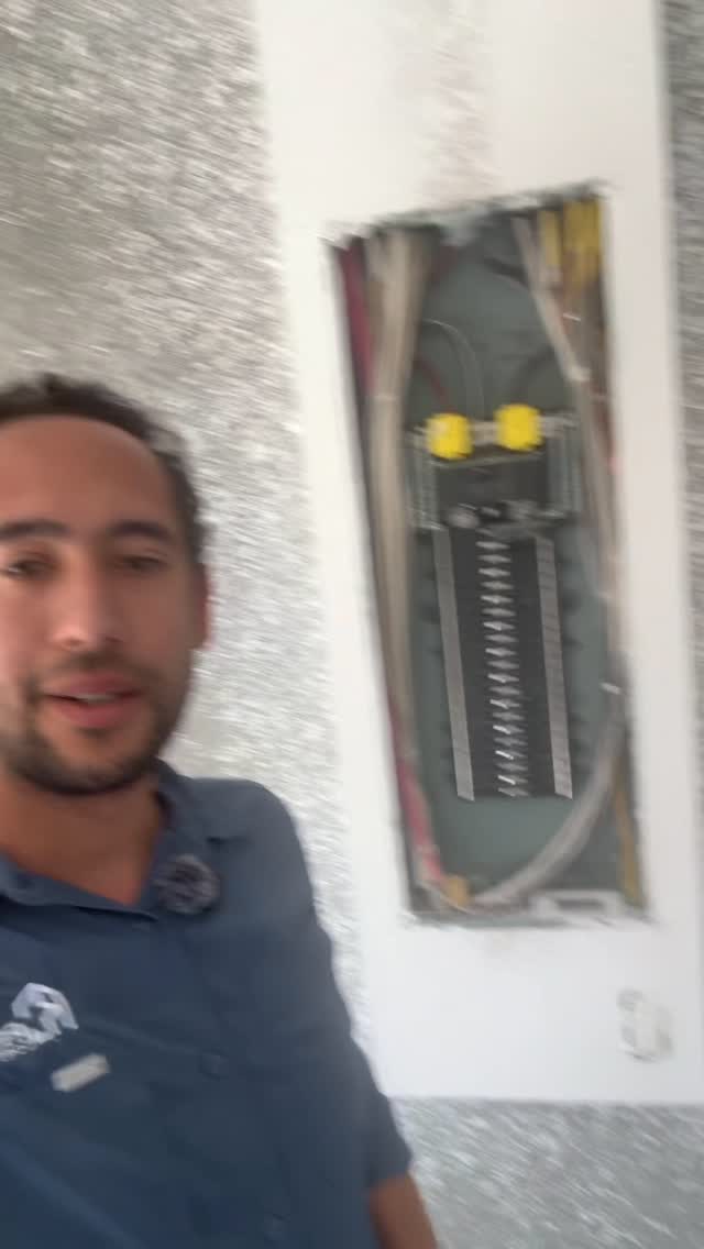 ⚡ Así luce el corazón eléctrico de la casa en etapa rough-in.
Aquí tenemos el panel eléctrico con toda la instalación preliminar lista: breaker principal, cableado para baños, cocina, iluminación y todos los circuitos necesarios del hogar.
Antes de cerrar paredes, todo debe quedar planificado y ejecutado correctamente. La buena construcción empieza en lo que no se ve. 👌
#ElectricidadResidencial #PanelEléctrico #ProcesoDeObra #HomeRenovation #ConstructionLife