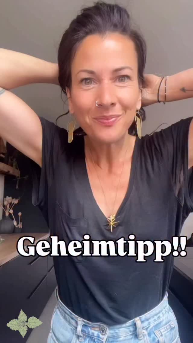 Geheimtipp,
saure Rinde für die Haare!
Eine saure Rinse ist wie ein kleines Naturwunder für dein Haar 🌿
Sie bringt die Kopfhaut wieder ins Gleichgewicht, glättet die Haarstruktur und schenkt natürlichen Glanz.
Meine Mischung aus Brennnessel & Apfelessig ist dabei besonders kraftvoll:
Die Brennnessel – oft unterschätzt – steckt voller wertvoller Mineralstoffe wie Eisen, Silizium und Magnesium. Sie stärkt die Haarwurzeln und unterstützt gesundes Wachstum.
Apfelessig klärt sanft, bringt Balance zurück und lässt dein Haar weich und lebendig wirken.
Für deine Rinse:
Eine gute Handvoll Brennnessel mit 350 ml Essig gut mixen, abfüllen und ein paar Tage stehen lassen. Danach ab Filtern und in eine Flasche füllen. Nach der Haarwäsche nimmst du 1-2 Esslöffel von dem fertigen Essig in eine Flasche und füllst Wasser hinzu. Schütteln und fertig ist deine Rinse.
Nach der Haarwäsche die saure Rinse über die Haare gießen und drinnen lassen. Keine Sorge der Geruch vom Essig verfliegt sofort. Die Haare fühlen sich wunderbar weich an und glänzen! Probier’s unbedingt aus 🤍
So einfach. So natürlich. So wirksam. 🌱✨
Hast du schon mal eine saure Linse ausprobiert?
Alles Liebe
Deine Meli mint
#hair #haare #diy #naturkosmetik