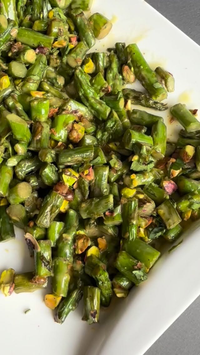 La guarnición perfecta si existe!
Si ya no le sabes a cómo hacer espárragos intenta está receta!
Y sígueme para recetas nutritivas y deliciosas!
Espárragos al limón (6 porciones)
Tiempo total: 25 minutos
Ingredientes
• 600 g de espárragos frescos, en trozos de 1–2 cm
• 3/8 taza de cebolla picada finamente
• 3 cdas de aceite de oliva (para cocción)
• Sal de mar al gusto
Para la vinagreta:
• 3/4 taza de aceite de oliva
• Jugo de 3 limones amarillos
• 1 1/2 cditas de miel
• 1 1/2 cdas de mostaza Dijon
• 1 1/2 cditas de lemon pepper
• Sal y pimienta al gusto
Para servir:
• 1/2 taza de pistache pelado y troceado
• 1/3 taza de hojas de albahaca fresca
• Ralladura de 1 limón amarillo
Preparación
1. Calienta el aceite de oliva en un sartén amplio a fuego medio.
2. Agrega la cebolla y sofríe 2–3 minutos hasta que esté fragante.
3. Incorpora los espárragos y la sal. Cocina moviendo ocasionalmente durante 8–10 minutos, hasta que estén ligeramente dorados pero aún firmes.
4. Mientras tanto, licúa todos los ingredientes de la vinagreta hasta obtener una mezcla emulsionada.
5. Coloca los espárragos en un bowl o plato amplio, añade el pistache, la albahaca y la ralladura de limón.
6. Vierte la vinagreta al gusto, mezcla bien y sirve de inmediato.