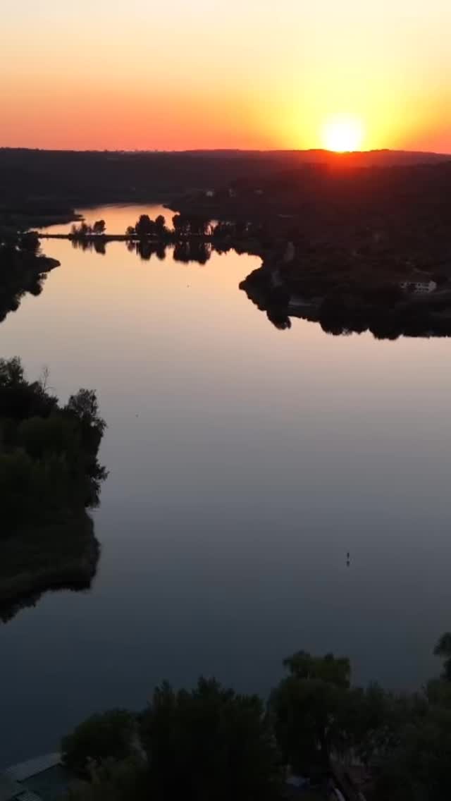 Hoy no solo celebramos el Día de la Tierra.
Celebramos de dónde venimos.
Somos de Ossa de Montiel, en el entorno del Parque Natural de las Lagunas de Ruidera.
Un lugar que no solo nos rodea, sino que forma de lo que somos y de lo que hacemos cada día.
Aquí nacen nuestras raíces, nuestro oficio y nuestro forma de entender el producto.
Con respeto por el entorno, por la tierra y por todo lo que nos da.
Orgullo de ser de aquí.
Orgullo de nuestra tierra.
🌍 Feliz Día de la Tierra
#diadelatierra #ossademontiel #lagunasderuidera #lamancha #origen