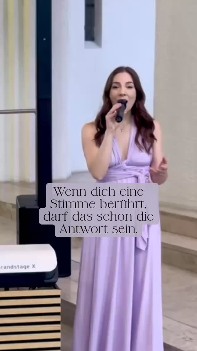 Bei der Wahl eurer Hochzeitsdienstleister spielen natürlich viele Dinge eine Rolle: Erfahrung, Zuverlässigkeit, Professionalität. Und das ist auch wichtig.
Aber gerade bei Musik passiert noch etwas anderes.
Man hört eine Stimme, einen Song, einen Moment — und plötzlich fühlt es sich einfach richtig an. 🤍
Denn Musik ist nicht nur Organisation.
Musik ist Gefühl. Erinnerung. Atmosphäre.
Und manchmal darf genau dieses Bauchgefühl entscheiden.
Wenn euch meine Stimme erreicht und ihr euch vorstellen könnt, genau dieses Gefühl an eurem Hochzeitstag zu erleben, dann müsst ihr vielleicht gar nicht mehr weiter suchen. ✨
#hochzeitssängerinstuttgart