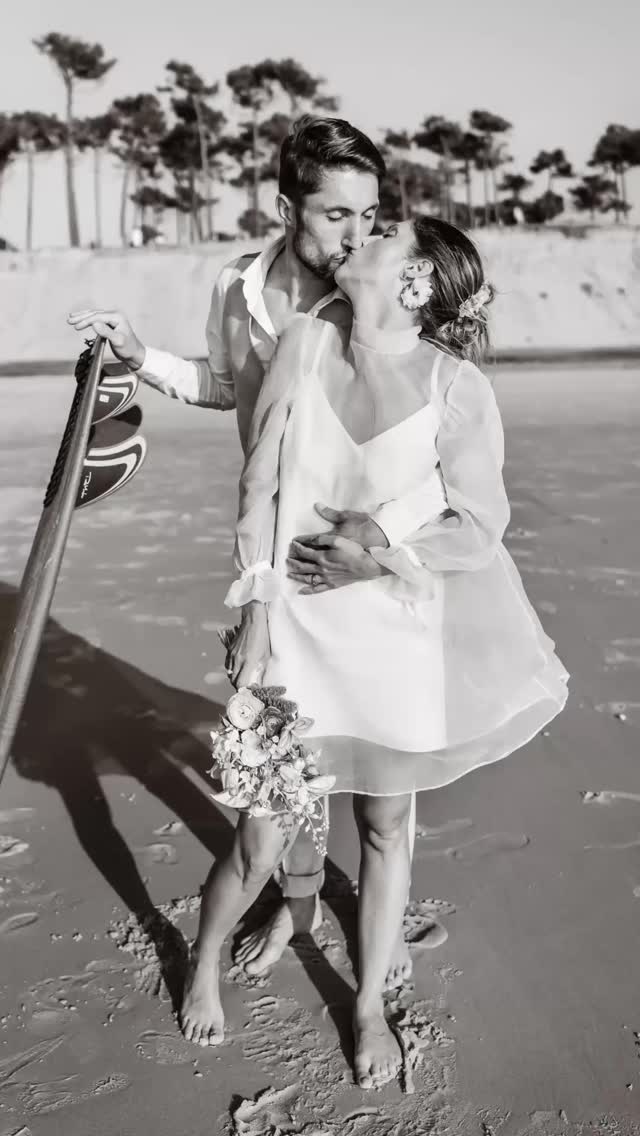 Le genre de séance qui sent bon l’iode, les éclats de rire et les souvenirs qu’on garde longtemps !
Un renouvellement de vœux sur la plage, une planche de surf, leur fille à leurs côtés… et cette sensation de liberté qu’on adore retrouver au bord de l’océan sur le Bassin d’Arcachon.
Pas besoin d’en faire trop quand l’amour, lui, est déjà partout.
Créer des images vraies, vivantes et spontanées dans des endroits qui vous ressemblent, c’est exactement ce que j’aime raconter à travers mes photos.
Et si vous préparez votre mariage, un renouvellement de vœux ou une séance en famille sur le Bassin d’Arcachon… vous savez où me trouver 🤍📸
#couplearcachon #photographearcachon #photographemariagebordeaux #photographefamillearcachon