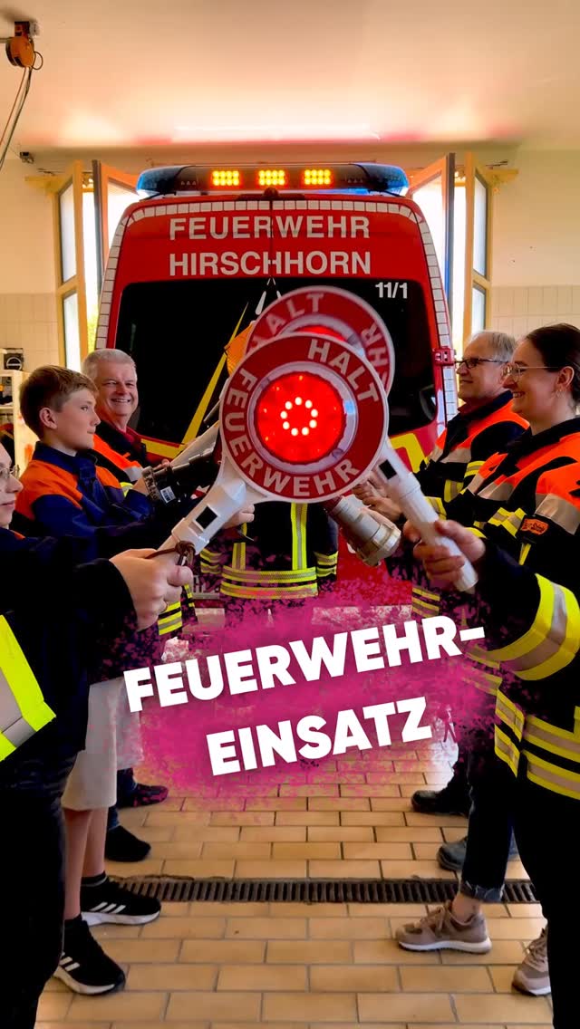🚨 Eixenberger zum Einsatz fertig! 🚨
Aber sowas von! Ich spiele am 8.8. mein Programm "Volle Kontrolle" im Kabarettfestzelt der Feuerwehr Hirschhorn! 👩🏻🚒🚒
Dass die “Hirschinger” extrem gut drauf sind, haben sie bei unserem Videoshoot schon bewiesen. 😁 Ich freu mich auf euch!
🎟️Tickets: christine-eixenberger.de/termine
#feuer #feuerwehr #freiwilligefeuerwehr #ehrenamt #kabarett