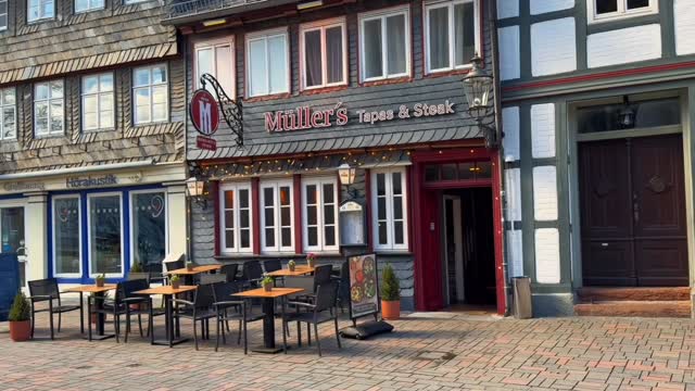 Das ist das Restaurant Müller;
ein Ort, an dem von der Auswahl der Zutaten bis zur Zubereitung und zum Servieren
alles mit Sorgfalt und Aufmerksamkeit geschieht,
damit Sie in einer ruhigen Atmosphäre hochwertige und authentische Speisen genießen können.
-----------
#goslar #altstadtgoslar #steak #cocktail #tapas
-----------
Müller’s Tapas & Steak gilt als eines der besten Restaurants in Goslar.