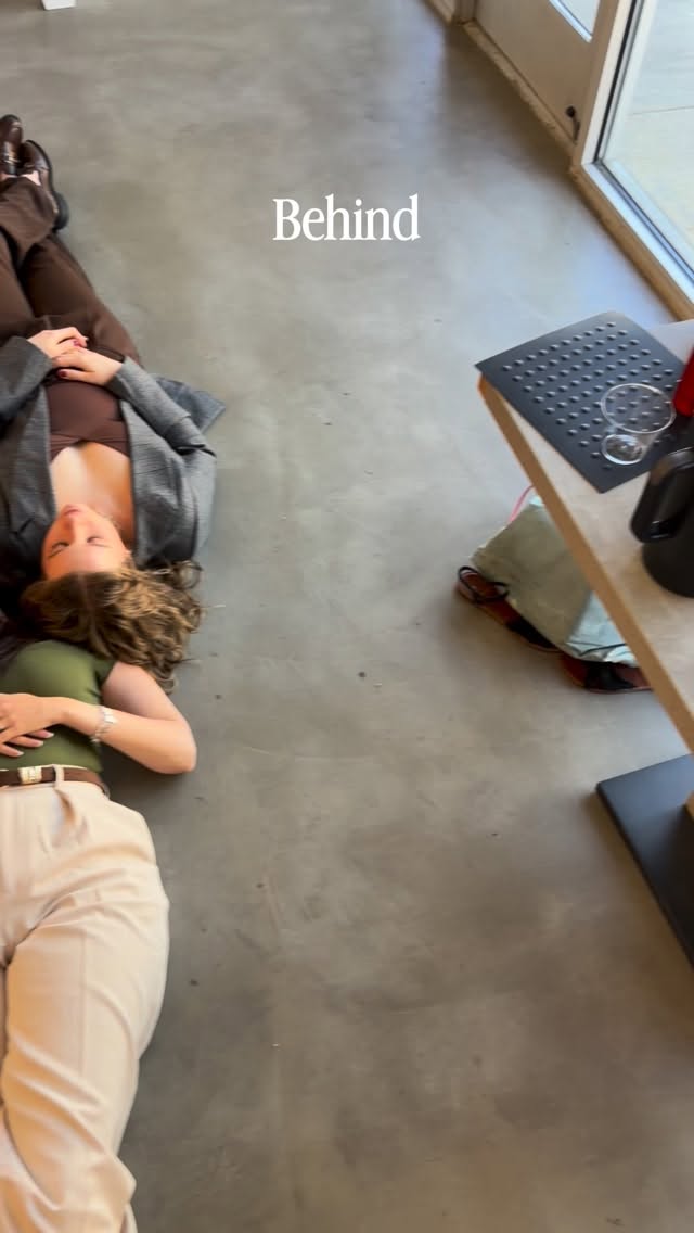 👀 sneak peaks of a really cool day as a creative team
also… daaaaaaaanggg we clean up NICE ✨
#teambonding #hairsalon #hairsalonnearme #avedahaircolor