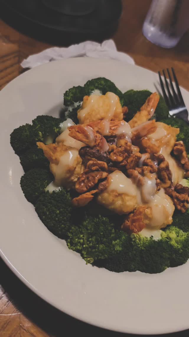 Seafood, sushi, and a piña colada⦠all in Bolingbrook.
Tried out Pier 9 Seafood and Bar and this might be one of the more unique spots Iāve come across in the western suburbs.
This is exactly why I love doing this seriesāfinding places that add real value to the community.
Where should I go next?ā
#BolingbrookIL
#ChicagoSuburbs
#FoodieChicago
#FlavorsOfFranklin
#RestaurantReels