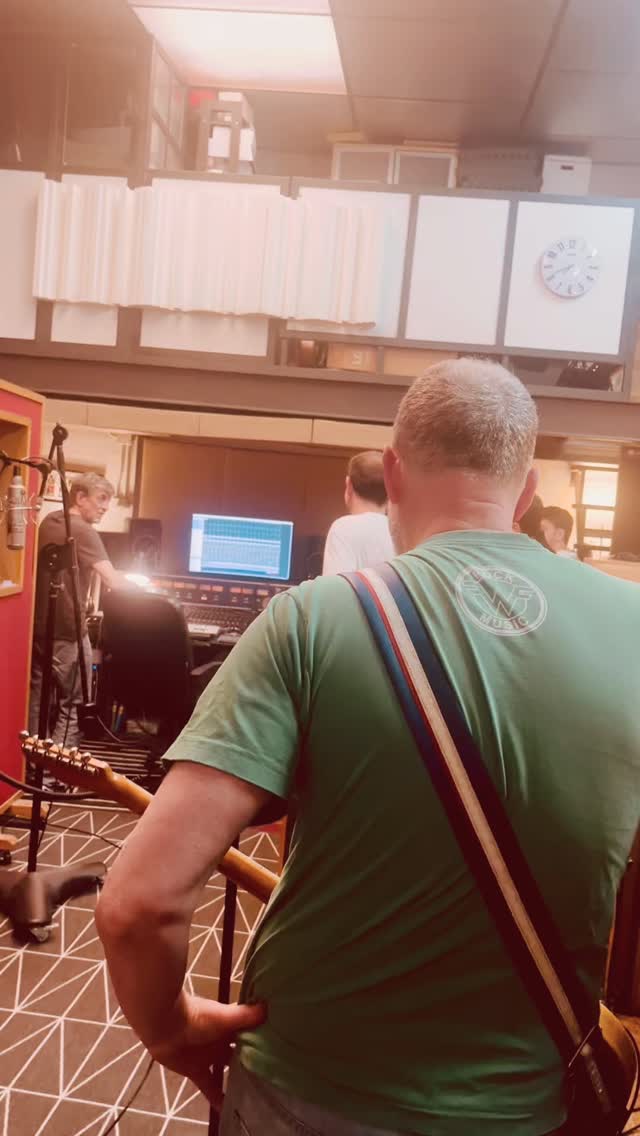 Vuelven a Hollers Analog Studio los Briatore, la veterana banda marbellí que mezcla tan personalmente ska, new wave y sonido 60s.
En esta ocasión acordaron con su productor (y ahora también miembro de la banda) Juan Diego Navarro grabar en directo, la especialidad de la casa.
Muy contentos con la sesión ha salido el que será su próximo single.
Me dejaron además una copia de “La Vida Láctea”, el libro del guitarrista Fabi, disponible para lectura en el estudio. ¡Gracias!
@briatorelabanda @jdinavarro @b_roomstudio
#briatore #ska #recordingstudio #analogrecording grabacionendirecto