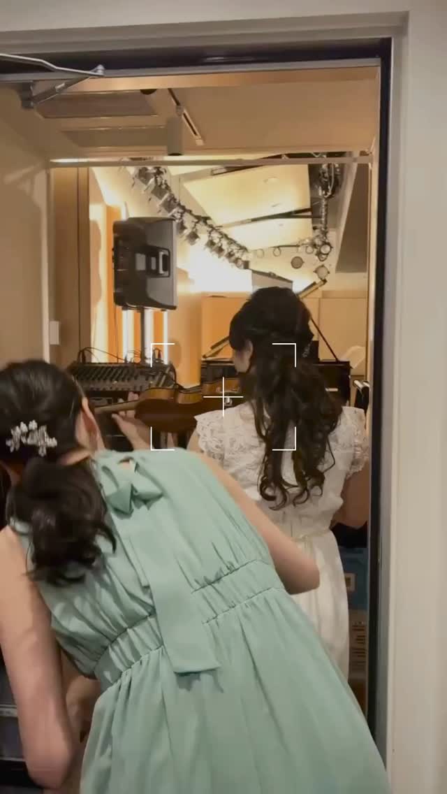 先日の宮地楽器での演奏会の開演直前😳緊張感!
優しい由貴さんがリボンチェックしてくださいました🥰
#舞台裏 #vlog #クラシック
#ヴァイオリニスト